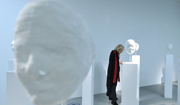 Zagreb , 111209.
Nakon sest godina izgradnje otvoren je Muzej suvremene umjetnosti. Na otvorenju su se pojavili mnogi politicari, umjetnici i glazbenici. Muzej su otvorili premijerka Jadranka kosor i gradonacelnik Milan Bandic. 
Foto Marko Miscevic/ CROPI