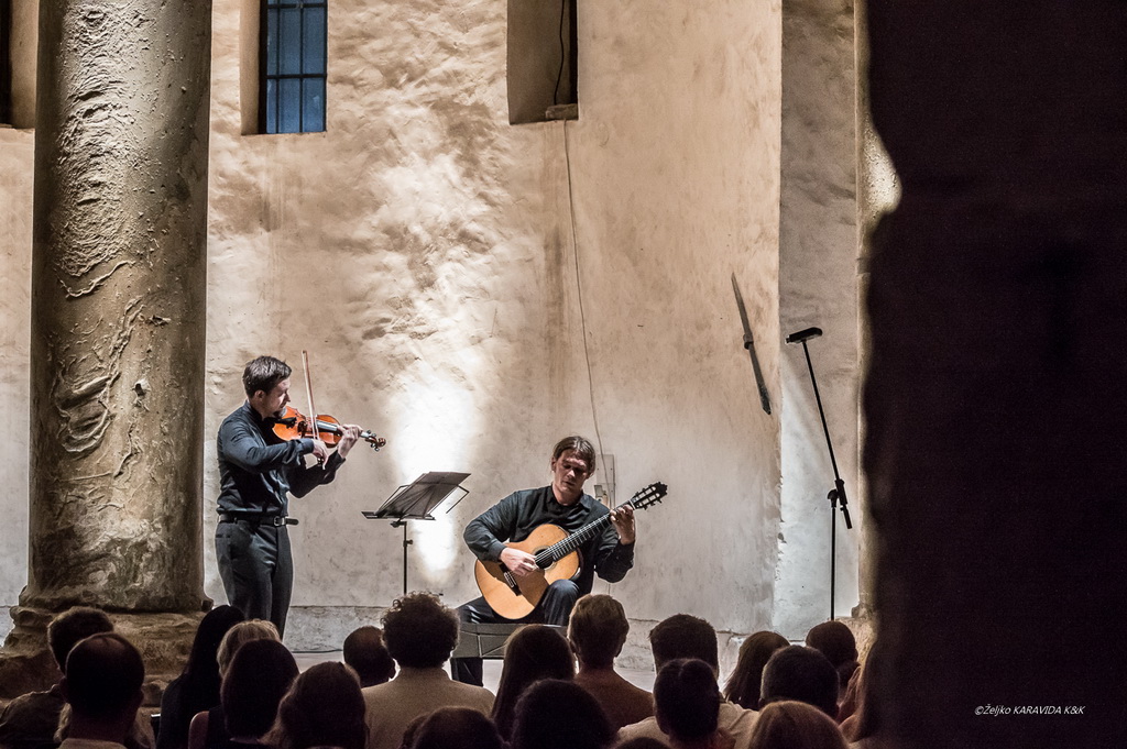 Violinist Martin Draušnik i gitarist Krešimir Bedek u Sv. Donatu izveli program “Paganini i gitara” Violinist Martin Draušnik i gitarist Krešimir Bedek u Sv. Donatu izveli program “Paganini i gitara”