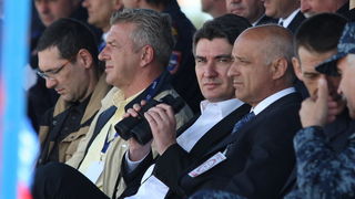 Zadar, 130513.
Predsjednik Vlade RH Zoran Milanovic prisustvovao je programu pokazne vatrogasne vjezbe Ljeto 2013 u Zracnoj luci Zadar. U pokaznoj vatrogasnoj vjezbi sudjelovale su protupozarne snage Drzavne uprave za zastitu i spasavanje, Namjenski orga Zadar, 130513.
Predsjednik Vlade RH Zoran Milanovic prisustvovao je programu pokazne vatrogasne vjezbe Ljeto 2013 u Zracnoj luci Zadar. U pokaznoj vatrogasnoj vjezbi sudjelovale su protupozarne snage Drzavne uprave za zastitu i spasavanje, Namjenski orga