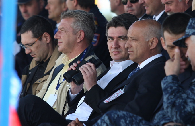 Zadar, 130513.
Predsjednik Vlade RH Zoran Milanovic prisustvovao je programu pokazne vatrogasne vjezbe Ljeto 2013 u Zracnoj luci Zadar. U pokaznoj vatrogasnoj vjezbi sudjelovale su protupozarne snage Drzavne uprave za zastitu i spasavanje, Namjenski orga Zadar, 130513.
Predsjednik Vlade RH Zoran Milanovic prisustvovao je programu pokazne vatrogasne vjezbe Ljeto 2013 u Zracnoj luci Zadar. U pokaznoj vatrogasnoj vjezbi sudjelovale su protupozarne snage Drzavne uprave za zastitu i spasavanje, Namjenski orga