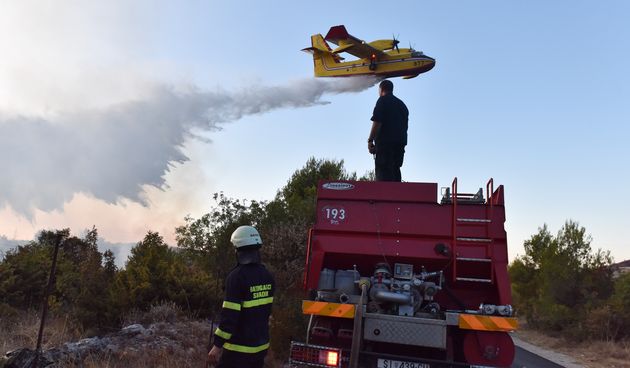 Bilice: požar zaprijetio kućama, u pomoć pristigli kanader i air tractor