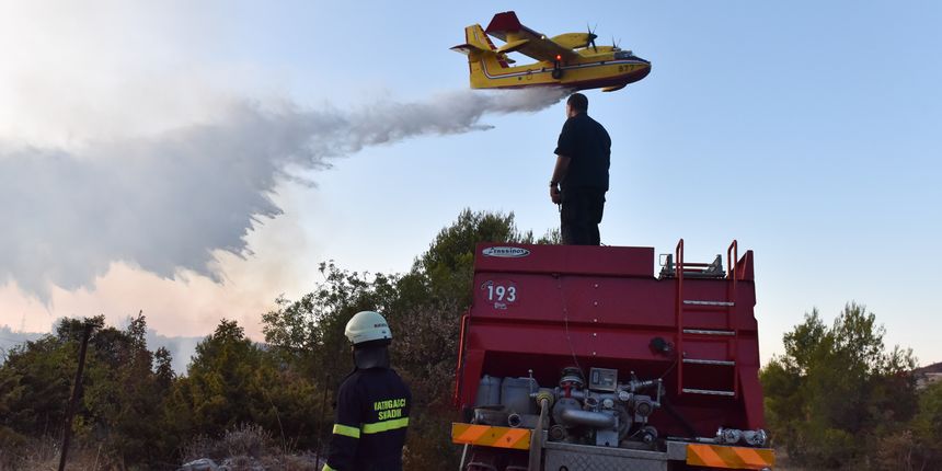 Bilice: požar zaprijetio kućama, u pomoć pristigli kanader i air tractor Bilice: požar zaprijetio kućama, u pomoć pristigli kanader i air tractor
