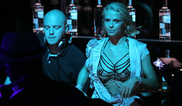 Aquarius Druge veceri “Beat the Heat” festivala u Aquariusu na Zrcu nastupila je cesta hrvatska klupska gosca, atraktivna madjarska DJ-ica Niki Belucci. Niki je bila tradicionalno oskudno odjevena, a party je potrajao do jutarnjih sati. Foto: Zvonimir Krs