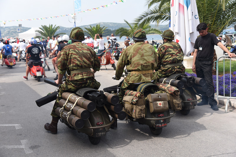 Spektakularni defile vespaša, foto: Vinko Pešić Spektakularni defile vespaša, foto: Vinko Pešić