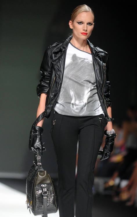 Zagreb, 290911.
Velesajam, paviljon 5.
Modne revije i poznati na Dove Fashion.hr proljece ljeto 2012. Prvi dan su izlagali kreatori Ivica Skoko, Martina Felja, AMDS by ALDUK i IK STUDIO.
Na slici: kreacije AMDS by ALDUK
Foto: Srdjan Vrancic / CROPIX Zagreb, 290911.
Velesajam, paviljon 5.
Modne revije i poznati na Dove Fashion.hr proljece ljeto 2012. Prvi dan su izlagali kreatori Ivica Skoko, Martina Felja, AMDS by ALDUK i IK STUDIO.
Na slici: kreacije AMDS by ALDUK
Foto: Srdjan Vrancic / CROPIX