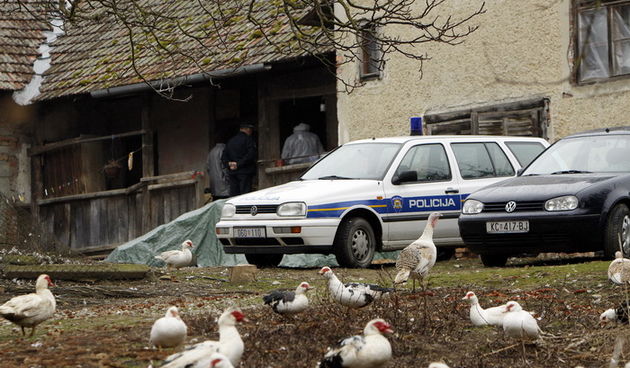 Krizevci, 160311.
Krizevacka policija primila je dojavu Zdenke Heruc iz krizevackog prigradskog naselja da je njezin brat Zlatko ubio njihovu majku 75 godisnju Zdenku Heruc. Osumnjiceni Zlatko Heruc uhicen je nakon toga u obliznjem kaficu.
Na slici: polic