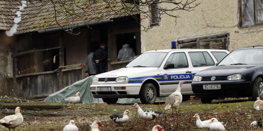 Krizevci, 160311.
Krizevacka policija primila je dojavu Zdenke Heruc iz krizevackog prigradskog naselja da je njezin brat Zlatko ubio njihovu majku 75 godisnju Zdenku Heruc. Osumnjiceni Zlatko Heruc uhicen je nakon toga u obliznjem kaficu.
Na slici: polic Krizevci, 160311.
Krizevacka policija primila je dojavu Zdenke Heruc iz krizevackog prigradskog naselja da je njezin brat Zlatko ubio njihovu majku 75 godisnju Zdenku Heruc. Osumnjiceni Zlatko Heruc uhicen je nakon toga u obliznjem kaficu.
Na slici: polic