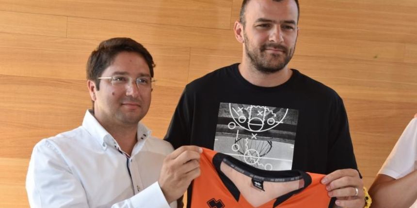 Gradski košarkaški klub Šibenik predstavio Ivu Ivanova i Domagoja Bašića kao pojačanja za naredu sezonu. Photo: Hrvoje Jelavić/PIXSELL Gradski košarkaški klub Šibenik predstavio Ivu Ivanova i Domagoja Bašića kao pojačanja za naredu sezonu. Photo: Hrvoje Jelavić/PIXSELL