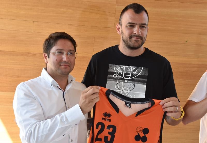 Gradski košarkaški klub Šibenik predstavio Ivu Ivanova i Domagoja Bašića kao pojačanja za naredu sezonu. Photo: Hrvoje Jelavić/PIXSELL Gradski košarkaški klub Šibenik predstavio Ivu Ivanova i Domagoja Bašića kao pojačanja za naredu sezonu. Photo: Hrvoje Jelavić/PIXSELL