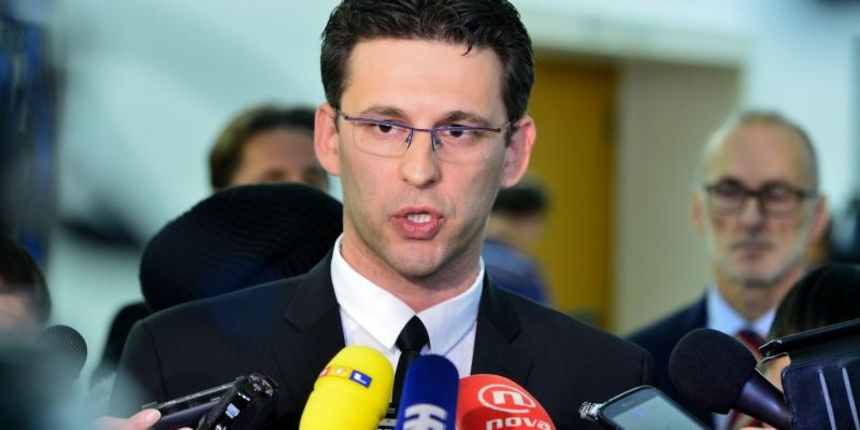 Zagreb – Konzultacije stranaka i koalicija kod predsjednice Kolinda Grabar Kitarovic.Dolazak Mosta na konzultacije, Bozo Petrov, Ivan Lovrinovic, Stipe Petrina i Robert Podolnjak. Photo: Marko Prpic/PIXSELL Zagreb – Konzultacije stranaka i koalicija kod predsjednice Kolinda Grabar Kitarovic.Dolazak Mosta na konzultacije, Bozo Petrov, Ivan Lovrinovic, Stipe Petrina i Robert Podolnjak. Photo: Marko Prpic/PIXSELL