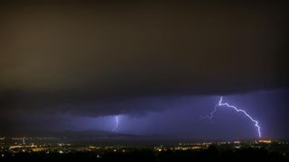 U ranim jutarnjim satima, noćas oko 1.30 satima zadarsko područje pogodilo je nevrijeme s jakim pljuskom praćeno munjama i grmljavinom. Photo: Filip Brala/PIXSELL U ranim jutarnjim satima, noćas oko 1.30 satima zadarsko područje pogodilo je nevrijeme s jakim pljuskom praćeno munjama i grmljavinom. Photo: Filip Brala/PIXSELL
