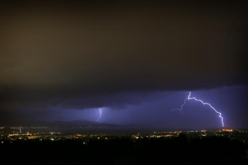 U ranim jutarnjim satima, noćas oko 1.30 satima zadarsko područje pogodilo je nevrijeme s jakim pljuskom praćeno munjama i grmljavinom. Photo: Filip Brala/PIXSELL U ranim jutarnjim satima, noćas oko 1.30 satima zadarsko područje pogodilo je nevrijeme s jakim pljuskom praćeno munjama i grmljavinom. Photo: Filip Brala/PIXSELL
