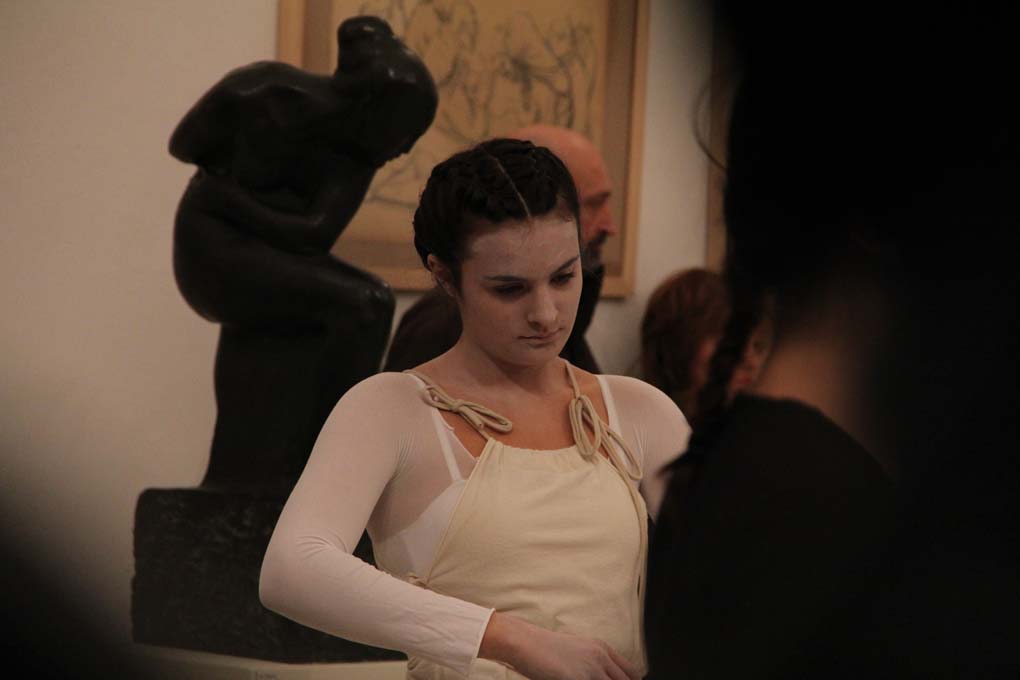 Glazbeno-plesni performans “Ona koja nosi”, foto: Iva Perinčić Glazbeno-plesni performans “Ona koja nosi”, foto: Iva Perinčić