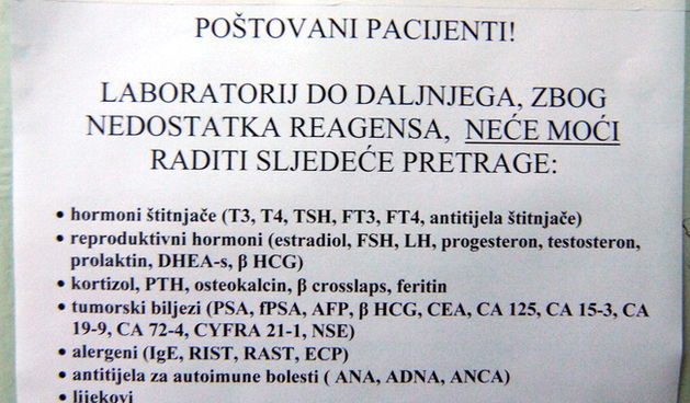 Zadar, 151209. U zadarskoj Opcoj bolnici na odjelu centralnog labaratorija izvjesena je obavjest na kojoj se mole pacijenti da labaratorij ne radi do daljnjega zbog nedostatka “Reagensa”. Foto: Andrija Lucic / CROPIX