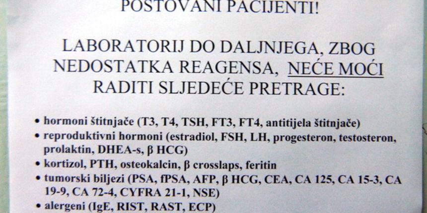 Zadar, 151209. U zadarskoj Opcoj bolnici na odjelu centralnog labaratorija izvjesena je obavjest na kojoj se mole pacijenti da labaratorij ne radi do daljnjega zbog nedostatka “Reagensa”. Foto: Andrija Lucic / CROPIX