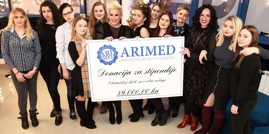 Indira Levak uručila stipendije najboljim učenicima Indira Levak uručila stipendije najboljim učenicima