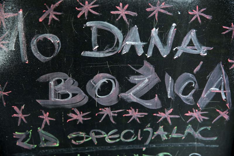 Blagdanski uređena otvorena terasa kafića Kult, Photo: Filip Brala/PIXSELL