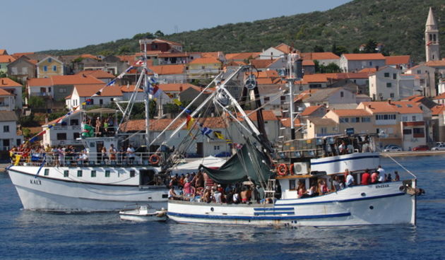 Kali, Ugljan, 080809.
Kali, mjesto na otoku Ugljanu osim sto ima najvecu ribarsku flotu na Jadranu, ima i najstariju festu na Jadranu “Tunuaru”. Festa traje dva dana, a obicaj je i da defile ribarskih brodova prodje Zadarskim kanalom.
Foto: Andrija Lucic