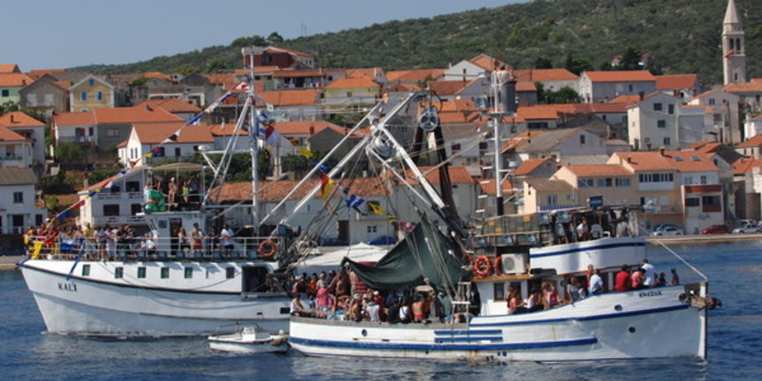 Kali, Ugljan, 080809.
Kali, mjesto na otoku Ugljanu osim sto ima najvecu ribarsku flotu na Jadranu, ima i najstariju festu na Jadranu “Tunuaru”. Festa traje dva dana, a obicaj je i da defile ribarskih brodova prodje Zadarskim kanalom.
Foto: Andrija Lucic
