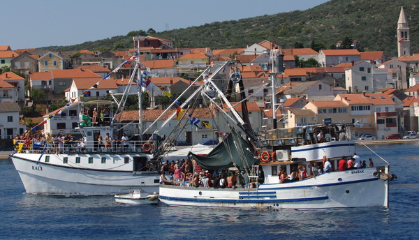 Kali, Ugljan, 080809.
Kali, mjesto na otoku Ugljanu osim sto ima najvecu ribarsku flotu na Jadranu, ima i najstariju festu na Jadranu “Tunuaru”. Festa traje dva dana, a obicaj je i da defile ribarskih brodova prodje Zadarskim kanalom.
Foto: Andrija Lucic