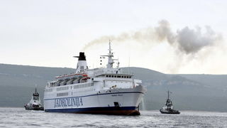 Otok Sit , Kornati , 201109 .
Nakon 26 dana od nasukavanja trajekta Marko Polo na otok Sit u Kornatima uz pomoc remorkera JPS – a i dizalice  je odsukan.
Foto: Niksa Stipanicev / CROPIX
