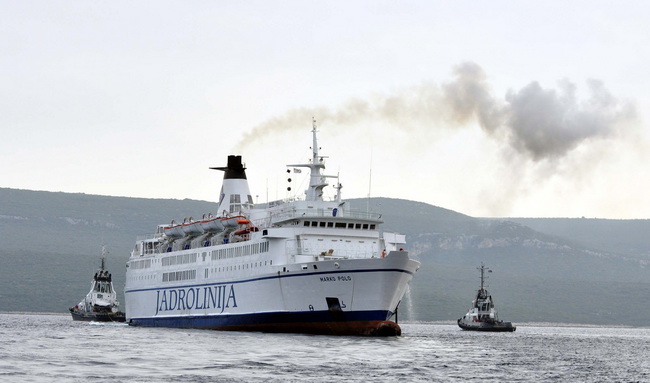 Otok Sit , Kornati , 201109 .
Nakon 26 dana od nasukavanja trajekta Marko Polo na otok Sit u Kornatima uz pomoc remorkera JPS – a i dizalice  je odsukan.
Foto: Niksa Stipanicev / CROPIX
