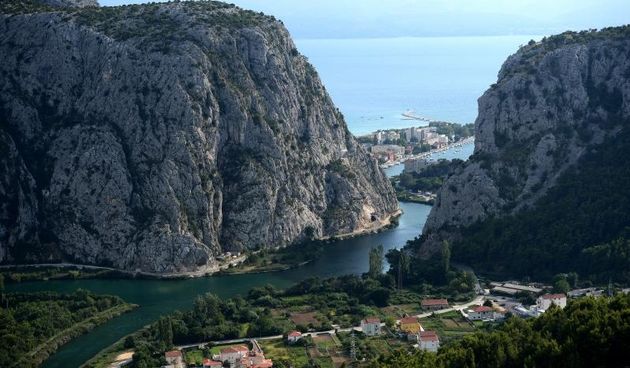Split – Pogled na rijeku Cetinu i usce kod grada Omisa. Photo: Marko Prpic/PIXSELL