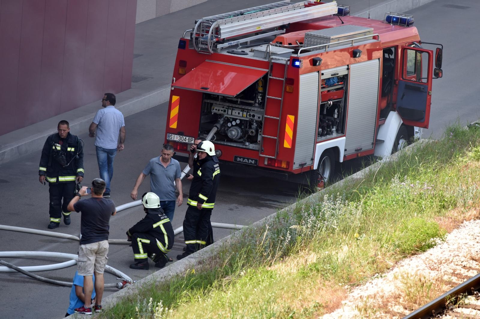 U trgovačkom centru Dalmare u Šibeniku izbila dva požara