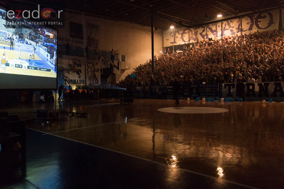 Humanitarno gledanje utakmice Zadar-Cibona (85-84) u Jazinama Humanitarno gledanje utakmice Zadar-Cibona (85-84) u Jazinama