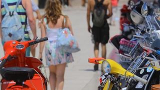 Vespaši izložili “ljubimce” ispred crkve sv. Donata, foto: Filip Brala/PIXSELL Vespaši izložili “ljubimce” ispred crkve sv. Donata, foto: Filip Brala/PIXSELL