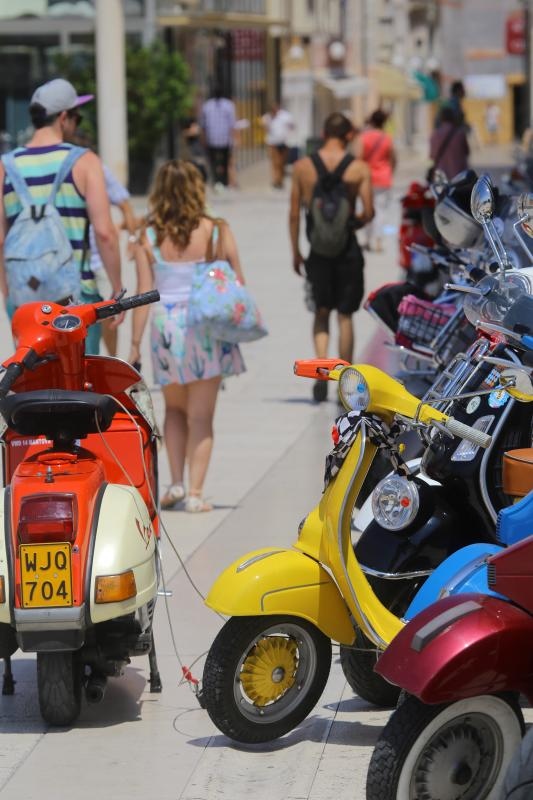 Vespaši izložili “ljubimce” ispred crkve sv. Donata, foto: Filip Brala/PIXSELL Vespaši izložili “ljubimce” ispred crkve sv. Donata, foto: Filip Brala/PIXSELL