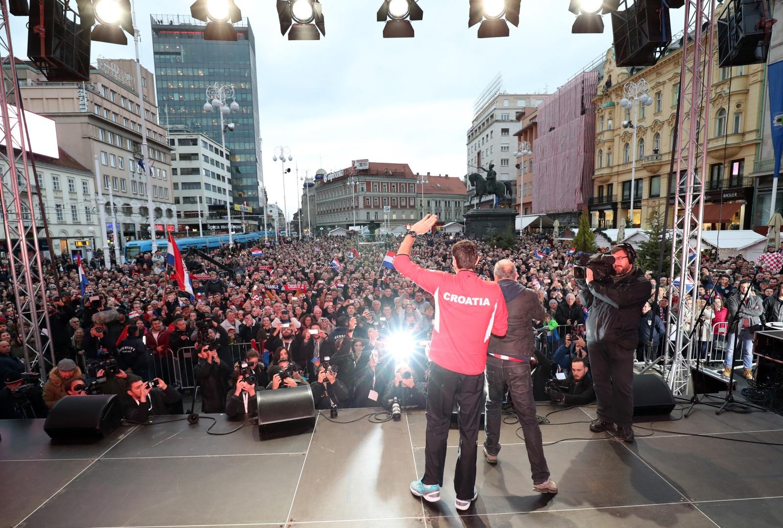 Zlatne tenisače na Trgu bana Josipa Jelačića dočekale tisuće navijača Zlatne tenisače na Trgu bana Josipa Jelačića dočekale tisuće navijača