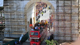 Skopje, 190911.
Unatoc jucerasnjem porazu u borbi za broncu, Makedonska kosarkarska reprezentacija je bila docekana na velicanstven nacin danas u Skoplju. Nekoliko desetak tisuca gradjana su na trgu Makedonija u Skoplju pozdravili makedonske heroje.
Foto Skopje, 190911.
Unatoc jucerasnjem porazu u borbi za broncu, Makedonska kosarkarska reprezentacija je bila docekana na velicanstven nacin danas u Skoplju. Nekoliko desetak tisuca gradjana su na trgu Makedonija u Skoplju pozdravili makedonske heroje.
Foto