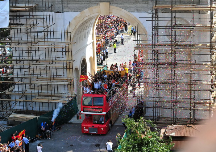 Skopje, 190911.
Unatoc jucerasnjem porazu u borbi za broncu, Makedonska kosarkarska reprezentacija je bila docekana na velicanstven nacin danas u Skoplju. Nekoliko desetak tisuca gradjana su na trgu Makedonija u Skoplju pozdravili makedonske heroje.
Foto Skopje, 190911.
Unatoc jucerasnjem porazu u borbi za broncu, Makedonska kosarkarska reprezentacija je bila docekana na velicanstven nacin danas u Skoplju. Nekoliko desetak tisuca gradjana su na trgu Makedonija u Skoplju pozdravili makedonske heroje.
Foto