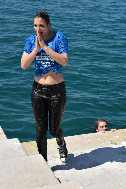 Ludijada zadarskih maturanata uz pjesmu i kupanje na Morskim orguljama. Foto: Dino Stanin/PIXSELL Ludijada zadarskih maturanata uz pjesmu i kupanje na Morskim orguljama. Foto: Dino Stanin/PIXSELL