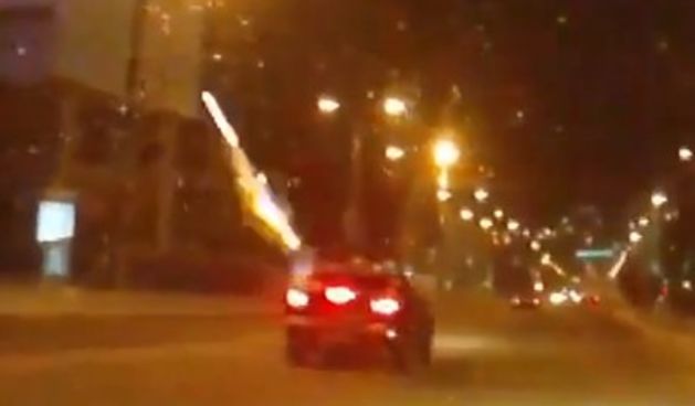 Ispucavanje pirotehnike iz automobila je jako loša ideja, foto: screenshot youtube