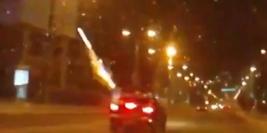 Ispucavanje pirotehnike iz automobila je jako loša ideja, foto: screenshot youtube