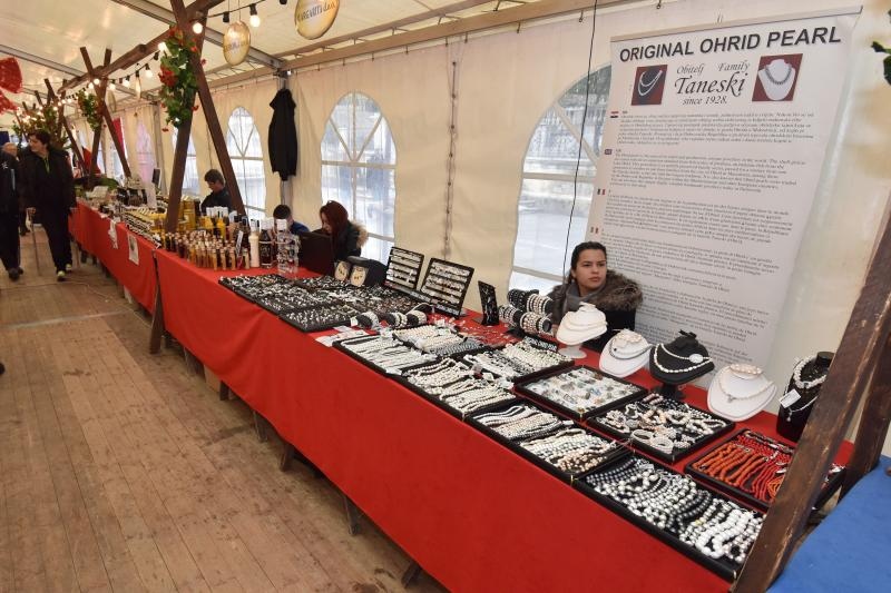 U organizaciji HGK Zupanijske komore Zadar na Trgu pet bunara otvoren je 10. sajam hrane, pica, delikatesnih proizvoda i suvenira Nasi mali gusti. Photo: Dino Stanin/PIXSELL U organizaciji HGK Zupanijske komore Zadar na Trgu pet bunara otvoren je 10. sajam hrane, pica, delikatesnih proizvoda i suvenira Nasi mali gusti. Photo: Dino Stanin/PIXSELL