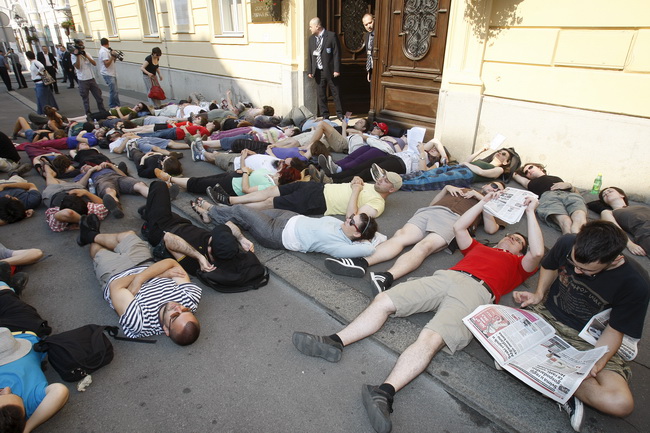 Zagreb, 130710.
Cirilometodska ulica.
Ispred gradske skupstine.
Udruge Zelena akcija i Pravo na grad organiziraju nastavak prosvjeda gradjana zbog gradnje ulazno-izlazne rampe u Varsavskoj za garazu Hoto grupe Tomislava Horvatincica.
Na slici: Prosvjednic Zagreb, 130710.
Cirilometodska ulica.
Ispred gradske skupstine.
Udruge Zelena akcija i Pravo na grad organiziraju nastavak prosvjeda gradjana zbog gradnje ulazno-izlazne rampe u Varsavskoj za garazu Hoto grupe Tomislava Horvatincica.
Na slici: Prosvjednic