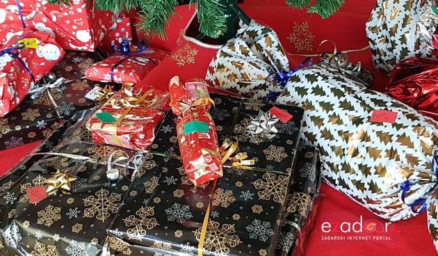 Božićni pokloni, pokloni, pokloni ispod bora