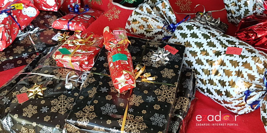 Božićni pokloni, pokloni, pokloni ispod bora