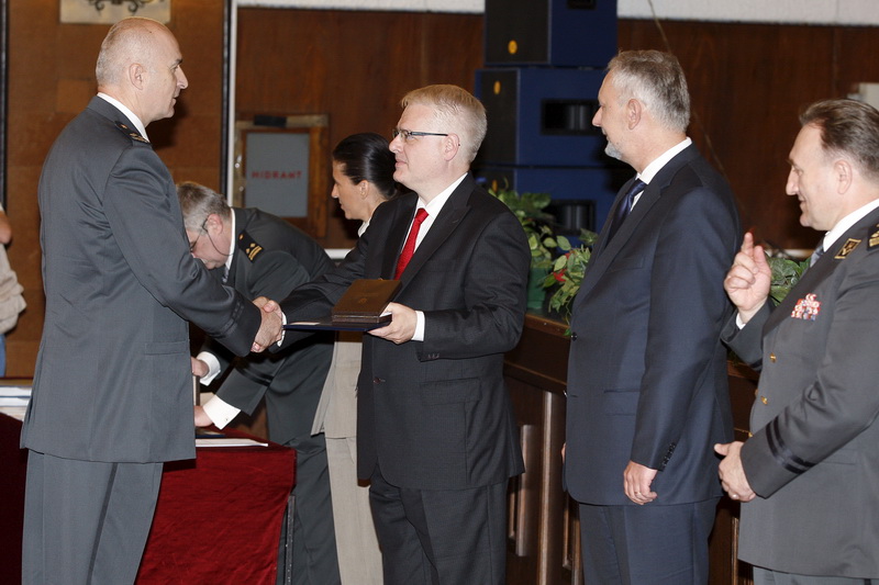 Zagreb, 020811.
Stanciceva ulica.
Ministarstvo obrane.
Podjela priznjanja i promaknuca hrvatskim casnicima povodom obiljezavanja akcije oluja.
Odlikovanja i promaknuca podjelio je predsjednik Ivo Josipovic.
Foto: Goran Mehkek / Cropix