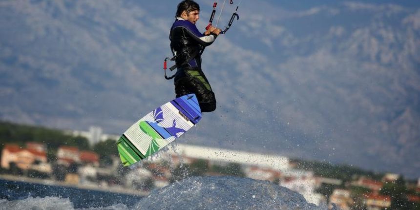 Nin – Pjescana ninska plaza idealna je za kitesurfere kad ih posluzi dobar vjetar, bilo da je to bura s Velebita ili tramontana. Photo: Filip Brala/PIXSELL Autor  Filip Brala/PIXSELL Ključne riječi  more, posjet, Nin, surferi, surfanje, kitesurfing, ninsk