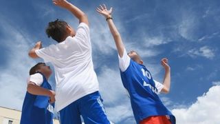 Povodom 20. godisnjice smrti kosarkaskog velikana Krese Cosica, uz humanitarnu prodaju proizvoda po simbolicnima cijenama na Forumu je organizirana izlozba njegovih fotografija, a najmladji su sudjelovali u kosarkaskom turniru. Ljerka Cosic s obitelji. Ph Povodom 20. godisnjice smrti kosarkaskog velikana Krese Cosica, uz humanitarnu prodaju proizvoda po simbolicnima cijenama na Forumu je organizirana izlozba njegovih fotografija, a najmladji su sudjelovali u kosarkaskom turniru. Ljerka Cosic s obitelji. Ph