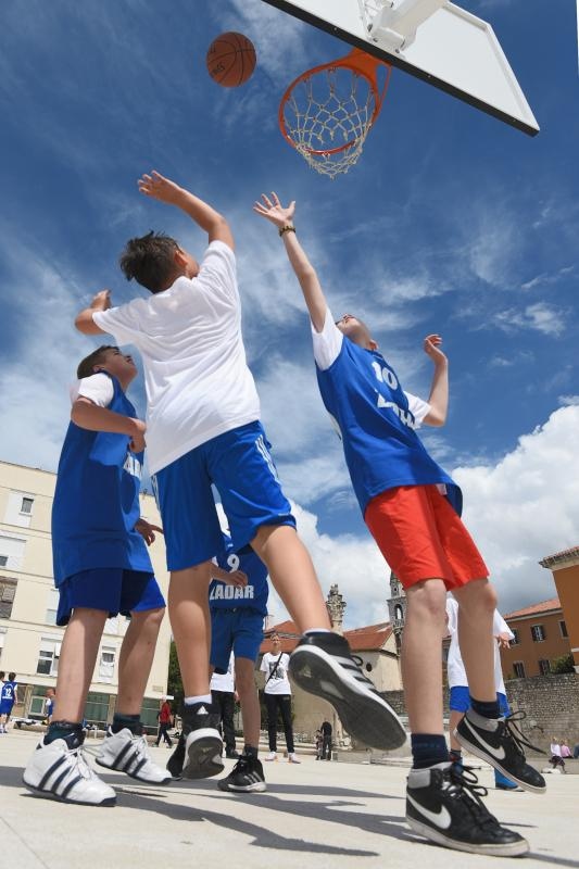 Povodom 20. godisnjice smrti kosarkaskog velikana Krese Cosica, uz humanitarnu prodaju proizvoda po simbolicnima cijenama na Forumu je organizirana izlozba njegovih fotografija, a najmladji su sudjelovali u kosarkaskom turniru. Ljerka Cosic s obitelji. Ph Povodom 20. godisnjice smrti kosarkaskog velikana Krese Cosica, uz humanitarnu prodaju proizvoda po simbolicnima cijenama na Forumu je organizirana izlozba njegovih fotografija, a najmladji su sudjelovali u kosarkaskom turniru. Ljerka Cosic s obitelji. Ph