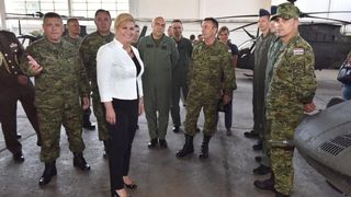 Predsjednica Grabar-Kitarović na predstavljanju novih helikoptera Kiowa Warriors u 93. Zrakoplovnoj bazi u Zemuniku. Photo: Dino Stanin/PIXSELL Predsjednica Grabar-Kitarović na predstavljanju novih helikoptera Kiowa Warriors u 93. Zrakoplovnoj bazi u Zemuniku. Photo: Dino Stanin/PIXSELL