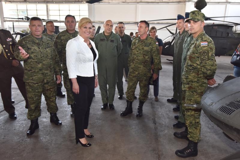 Predsjednica Grabar-Kitarović na predstavljanju novih helikoptera Kiowa Warriors u 93. Zrakoplovnoj bazi u Zemuniku. Photo: Dino Stanin/PIXSELL Predsjednica Grabar-Kitarović na predstavljanju novih helikoptera Kiowa Warriors u 93. Zrakoplovnoj bazi u Zemuniku. Photo: Dino Stanin/PIXSELL