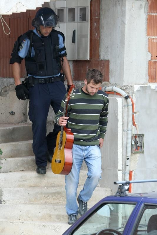 Sveti Filip i Jakov: Brutalna deložacija majke i sina Sveti Filip i Jakov: Brutalna deložacija majke i sina