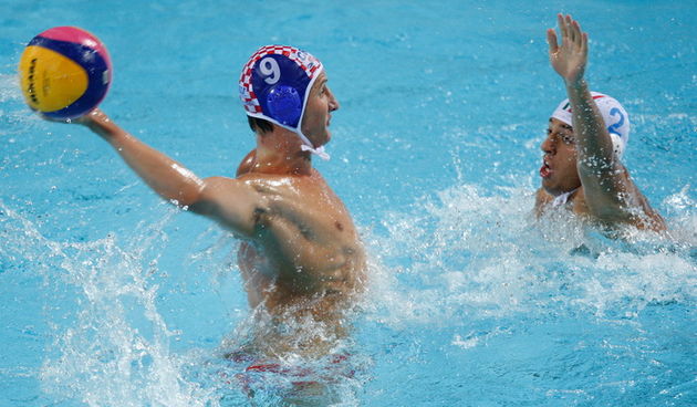 Zagreb, 050910. Bazen Mladost na Savi. 29. Europsko prvenstvo u vaterpolu. Hrvatska – Italija Na fotografiji: Sandro Sukno i Stefano Luongo. Foto: Ronald Gorsic / CROPIX