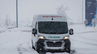 U Lici pada gusti snijeg, zimski uvjeti na cestama U Lici pada gusti snijeg, zimski uvjeti na cestama